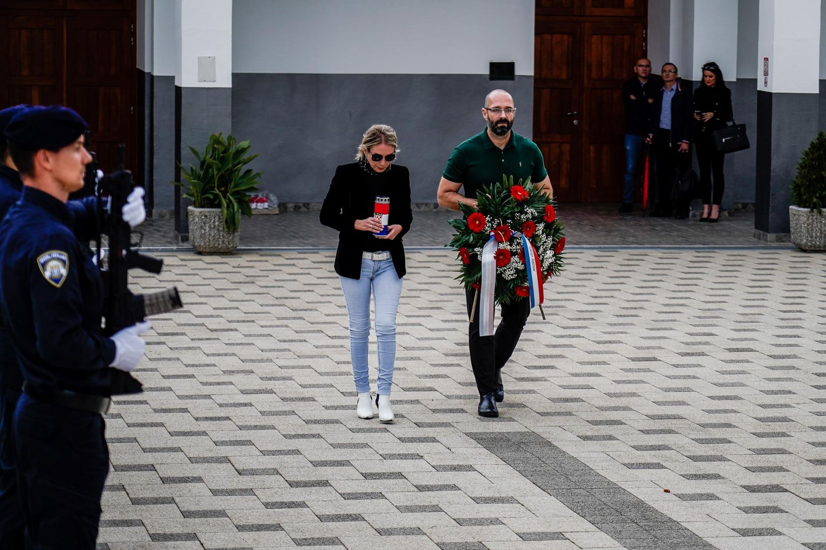 U povodu blagdana Svih svetih položeni vijenci i zapaljene svijeće 